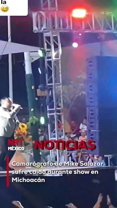 El accidente ocurrió mientras el comediante se presentaba en la Feria del Mango. El público reaccionó sorprendido, pero el show continuó tras asegurarse que el camarógrafo estaba bien.