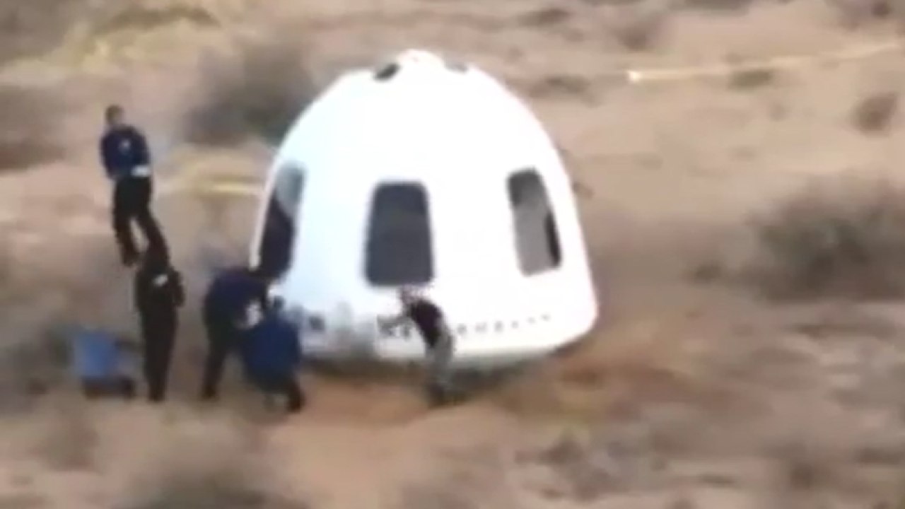 Blue Origin, Jeff Bezos cerca la porta della capsula ma inciampa e cade