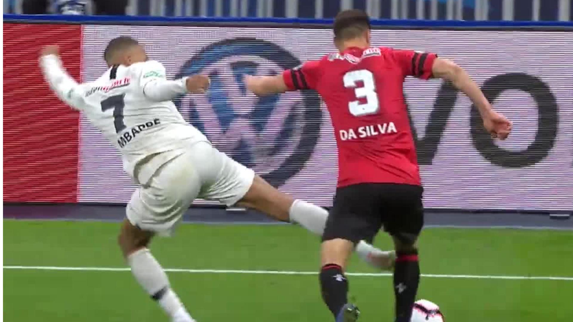 La otra patada brutal de Kylian Mbappé