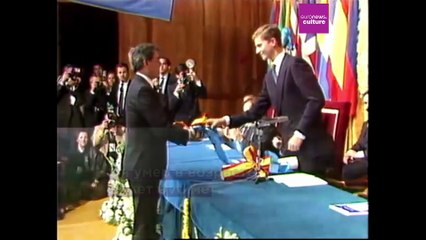 Мир скорбит о смерти писателя Марио Варгаса Льосы