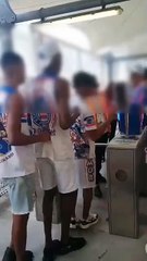 Integrantes de organizada do Bahia “pulam” catraca para entrar em jogo contra o Mirassol; assista
