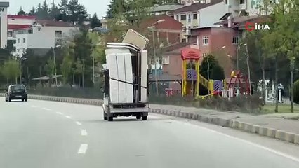 Seyir halindeki kamyonetten yatak düştü