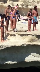 No puedo con esa forma! ¡Esas patadas traseras directas son hilarantemente impresionantes!