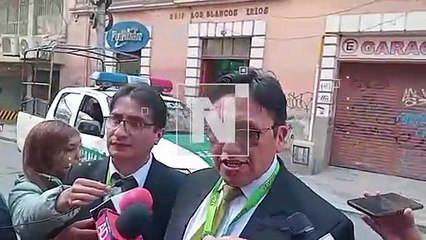 En medio de gritos y empujones, así llegó joven disfrazado de ‘Joker’ a celdas de la Policía en La Paz