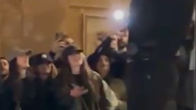 Achille Lauro canta Incoscienti giovani nel concerto a sorpresa a Piazza di Spagna