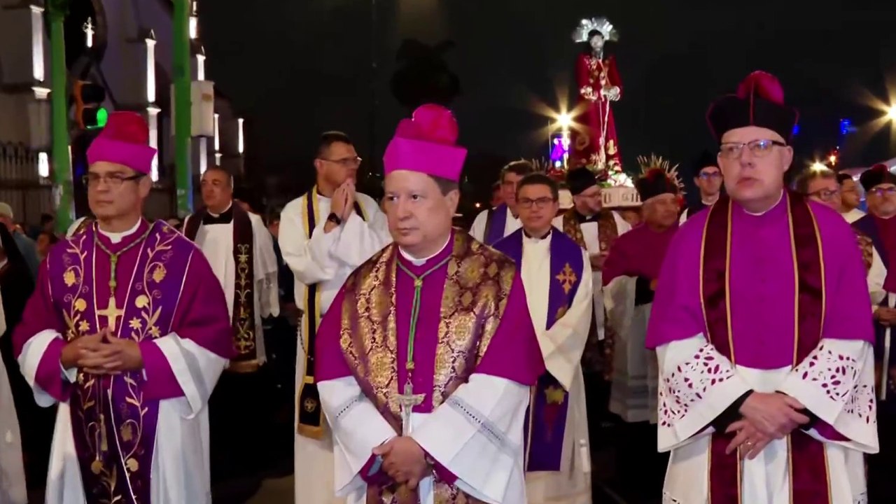 tn7-Lunes Santo: Fieles católicos participan del Santo Viacrucis en la capital-140425