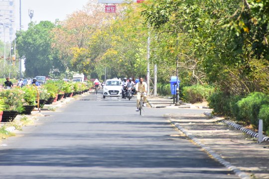 Rajasthan Weather : जयपुर में दिन में तीखी गर्मी का दौर, सुबह-शाम हल्की ठंडक