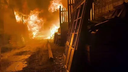 الحماية المدنية تسابق الزمن لإخماد حريق ضخم بمخازن الخشب بالشرابية