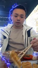 油条从来没有想到，她会因为我，被腰斩与盘中Youtiao never thought that she would be cut into two pieces and served on a plate because of me.