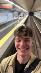 Grava-se a andar de metro agarrado a carruagem e é 'caçado' pela polícia