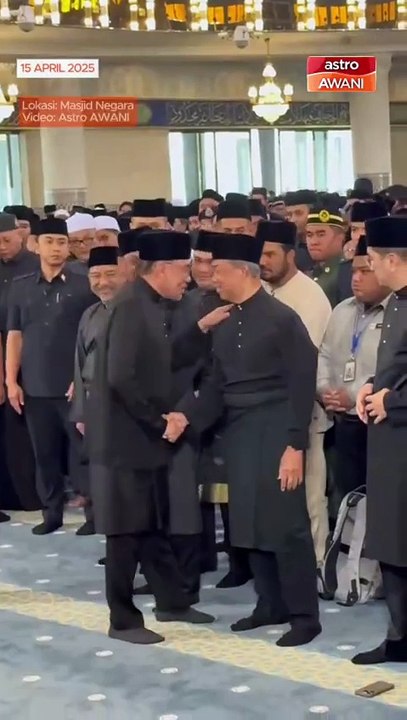 Para pemimpin negara termasuk Perdana Menteri, Datuk Seri Anwar Ibrahim; Tan Sri Muhyiddin Yassin; dan Datuk Seri Mohamed Azmin Ali dilihat bersalaman ketika menghadiri Istiadat Pengebumian Negara Allahyarham Tun Abdullah Ahmad Badawi di Masjid Negara.