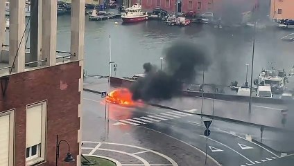 Livorno, l'auto prende fuoco: si salva la donna al volante