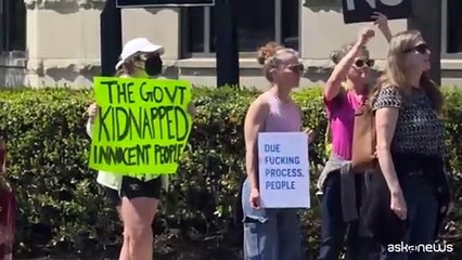 Usa, proteste per l'incontro Trump-Bukele ai consolati di El Salvador