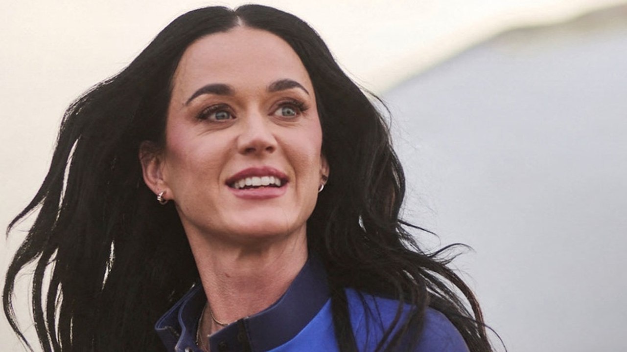 अंतरिक्ष से लौटीं Katy Perry का दिखा अलग अंदाज़