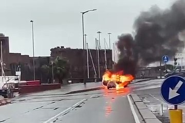 Livorno, auto in fiamme all'altezza della Fortezza Vecchia