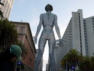 Skandal um riesige Statue in San Francisco: Arbeiter klettert in den Allerwertesten 🗽