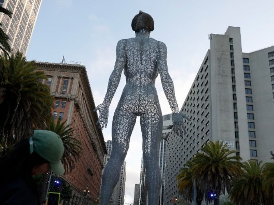Riesen-Statue in San Francisco: Arbeiter klettert in Allerwertesten