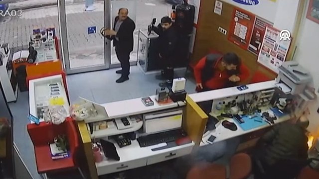Cep telefonu bataryasının patlaması güvenlik kamerasında