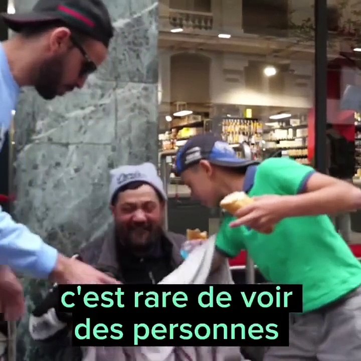 Un SDF partage sa nourriture avec un enfant 😳