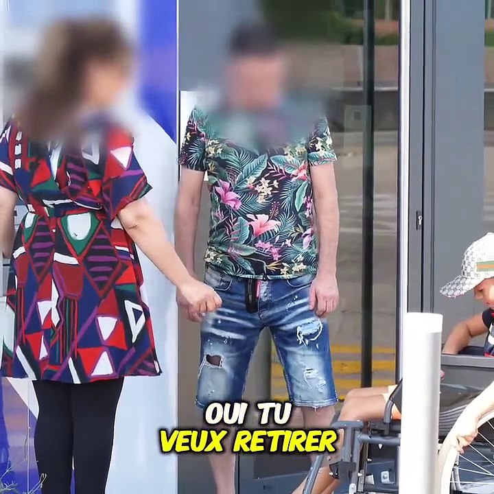 Aider un enfant handicapé à retirer de l'argent 😍