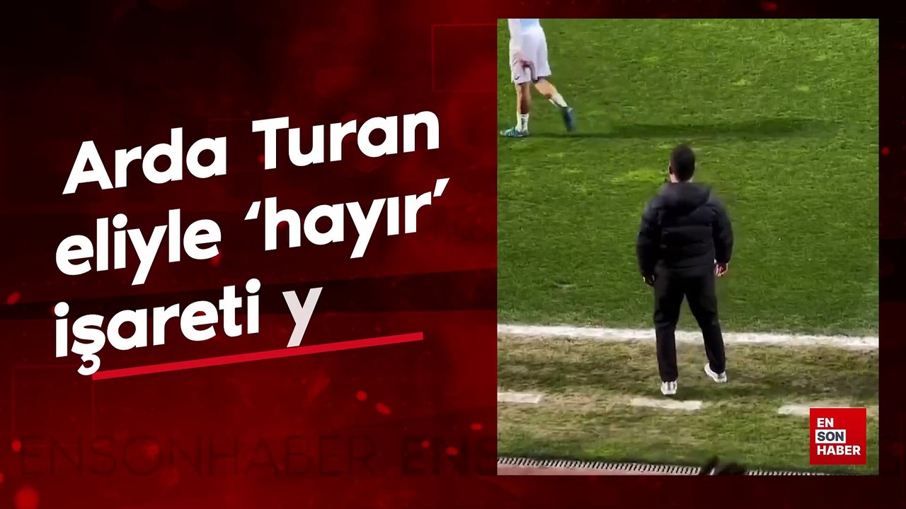 Arda Turan, 'İmparator Arda Turan' tezahüratları sonrası eliyle 'hayır' işareti yaptı.