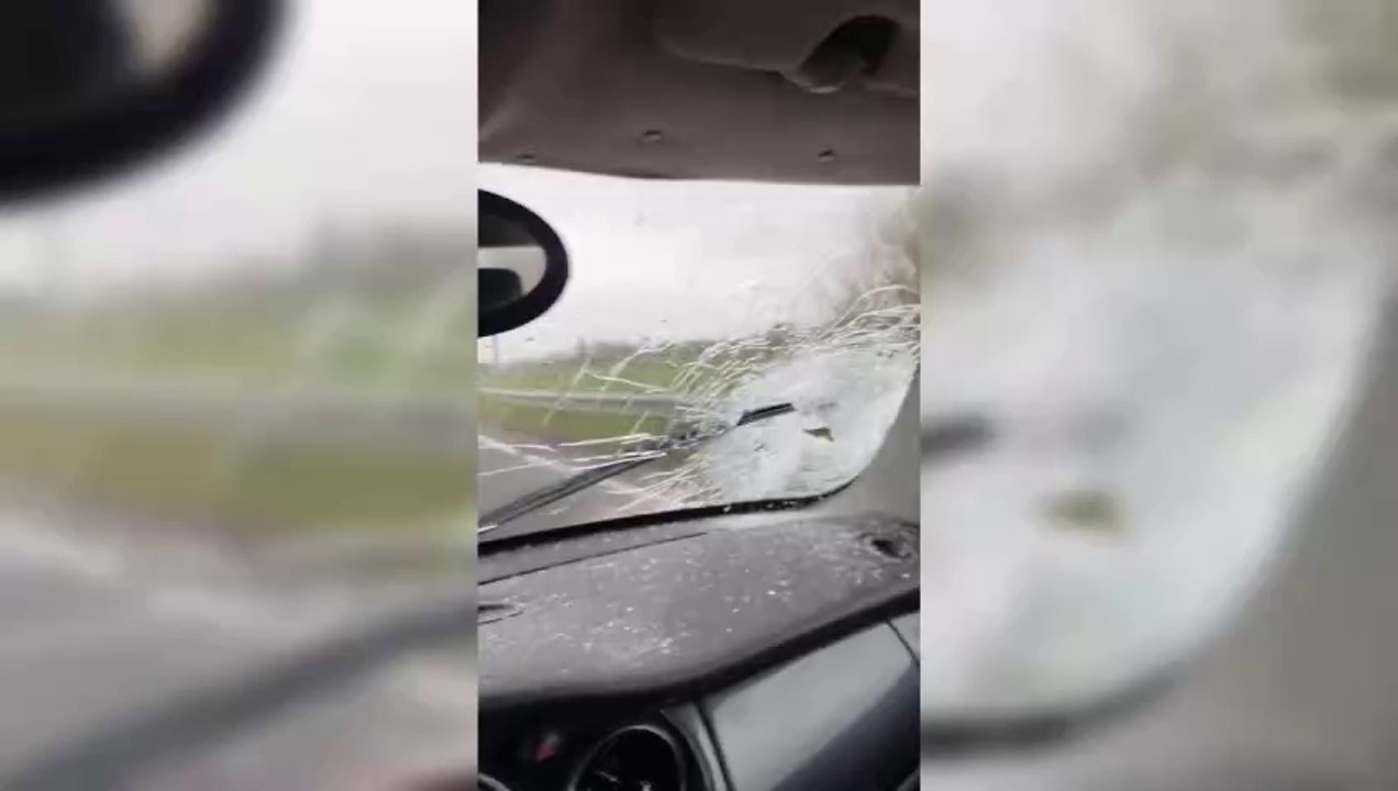 Fi-Pi-Li, barra di ferro distrugge il parabrezza di un'auto