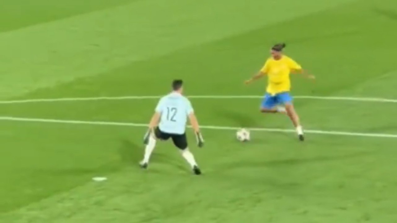 Ronaldinho, elastico come ai vecchi tempi: il gol (a 45 anni) è da non credere!