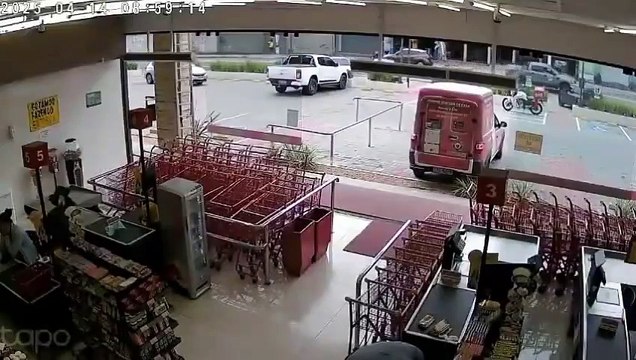 Carro desgovernado invade mercado em Guapimirim e quase atropela funcionário