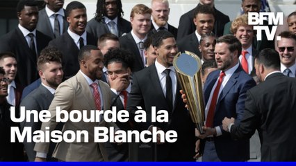 J.D. Vance fait tomber un trophée lors d'une cérémonie à la Maison Blanche 🏆