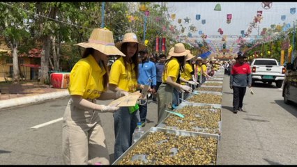 I cambogiani festeggiano il capodanno khmer con un tripudio di vongole