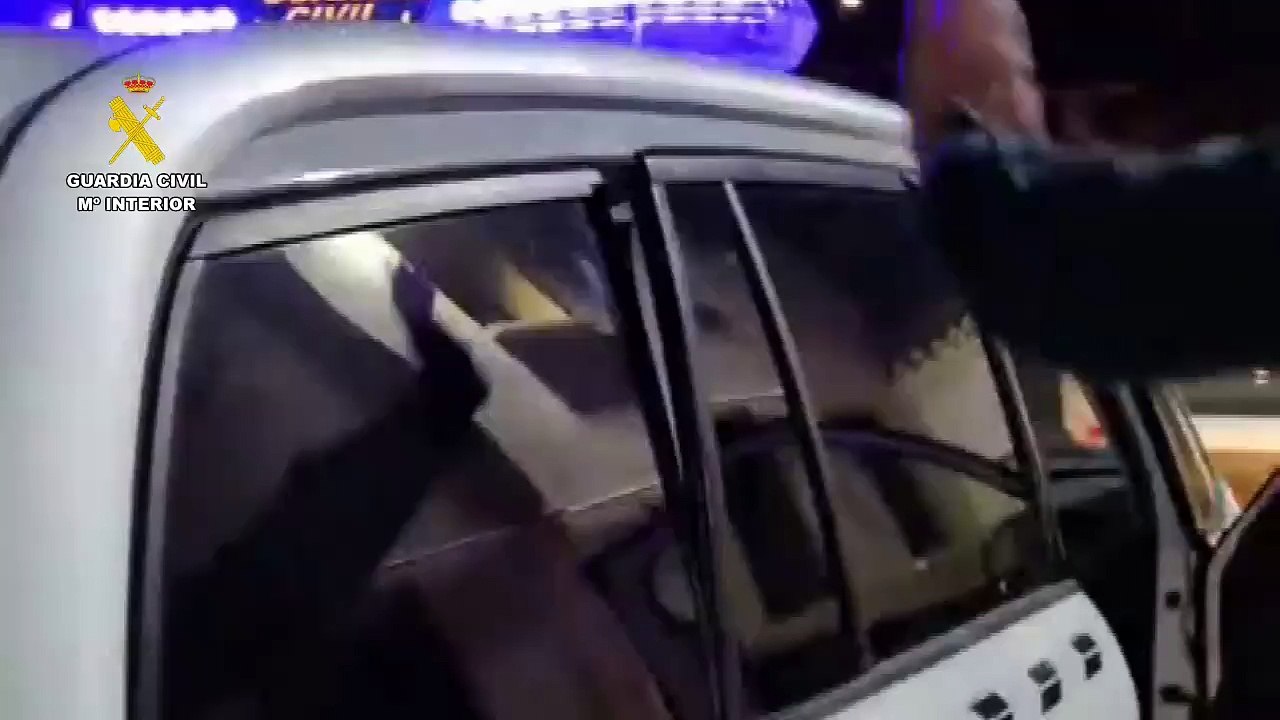 Un navarro intenta escapar de la Guardia Civil tras romper a patadas la ventanilla del coche