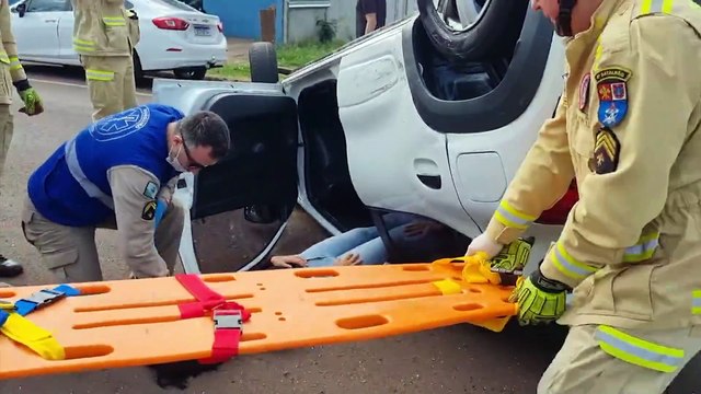 Conforme oficial, jovem que capotou carro não apresentava lesões graves