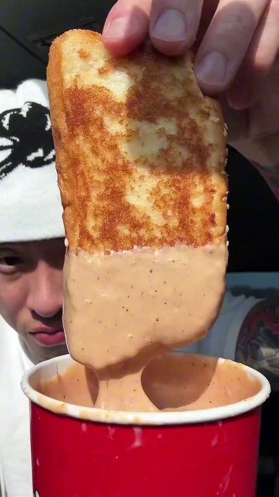 Follow for more ASMR videos🌮🍟 Credits: @shhhhimeating1 #mukbang #asmr #fastfood #asmreating