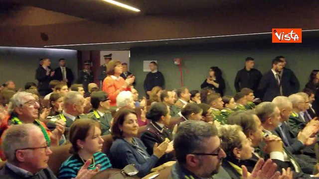La standing ovation per Liliana Segre al suo arrivo al Memoriale della Shoah di Milano