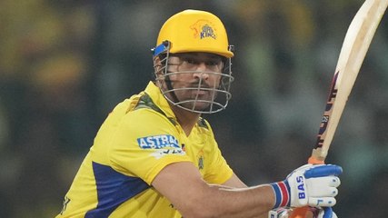 Dhoni ने एक हाथ से छक्का जड़कर लूटी महफिल