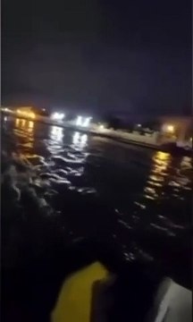 Colisão de balsas Santos-Guarujá assusta motoristas e resulta em queda de motociclista; VÍDEO