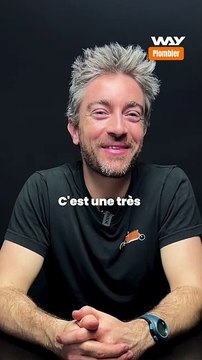 Pourquoi on voit toujours la raie de leurs fesses ? Romain est plombier et non, il n'est pas toujours en retard ! Il travaille à Paris, depuis 2021. Il a mis de côté ses outils pour répondre aux clichés sur son métier.
