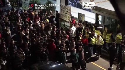 Studenten blockieren Eingang des serbischen Staatsfernsehens und werfen ihm regierungsfreundliche Voreingenommenheit vor