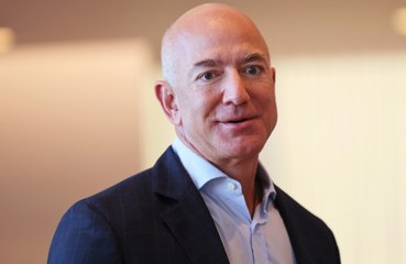Mission Blue Origin : Jeff Bezos tombe dans un fossé alors qu'il court accueillir sa compagne au retour de la fusée