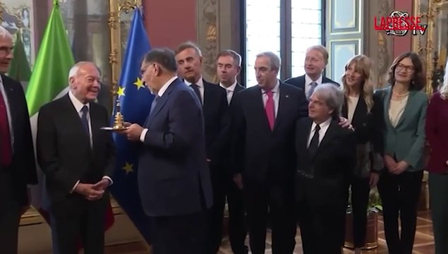 In Senato la festa per i 90 anni di Gianni Letta: La Russa gli dona una campanella