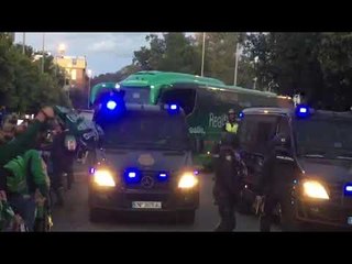 ¡Grande la afición del BETIS! Así acompaña al autobús para la semifinal de Copa