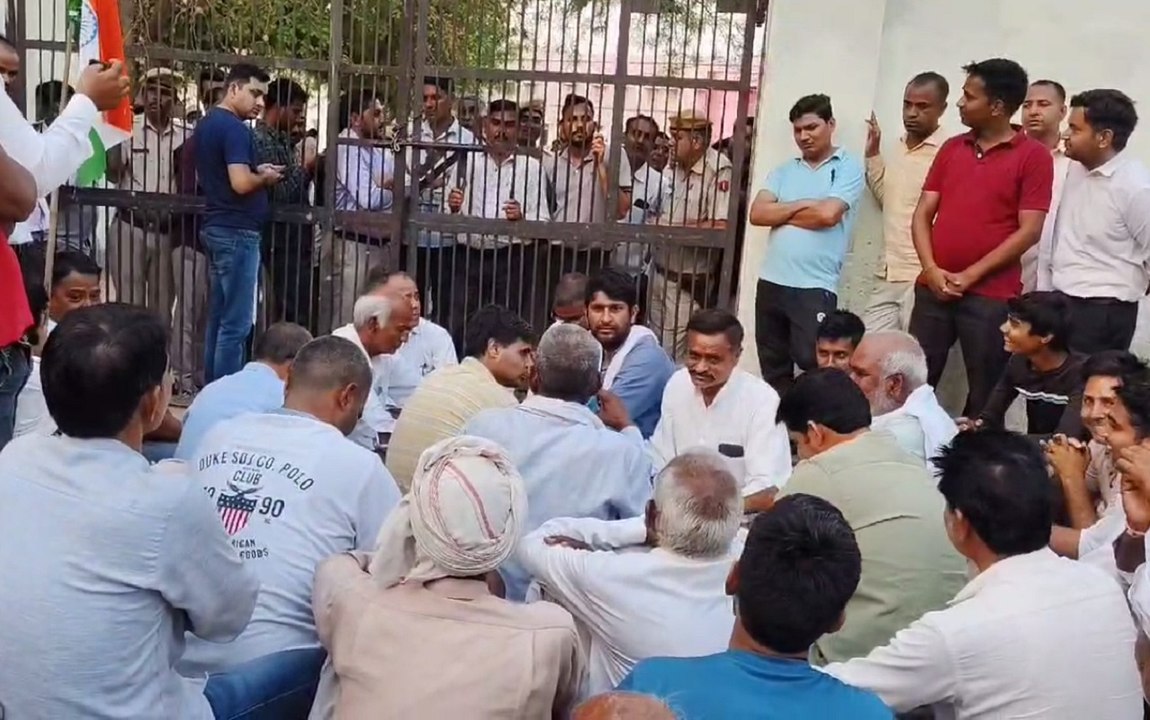 कोटपूतली में प्रदर्शनकारियों ने जिला कलक्ट्रेट में जिला प्रशासन को 2 घंटे किया बंद