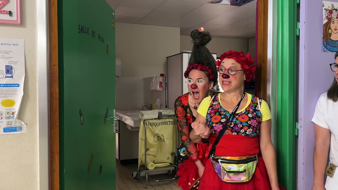 Les clowns donnent le sourire aux enfants hospitalisés