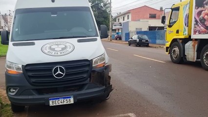Colisão entre Corsa e Van é registrada na Rua Jorge Lacerda