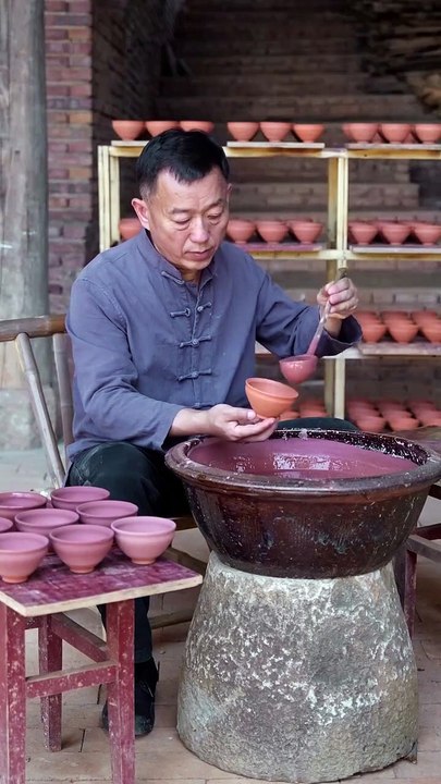 One color goes into the kiln, and a thousand colors come out of it; three parts are human effort, and seven parts are natural.