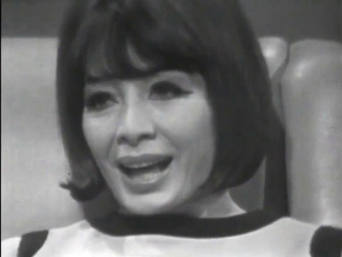 08 Novembre 1965 – Johnny Hallyday & Sylvie Vartan en Duplex avec Juliette Gréco avant le Royal Performance