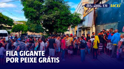 Tradicional distribuição de peixes na Sexta-feira da Paixão atrai multidão na Rua Bonfim