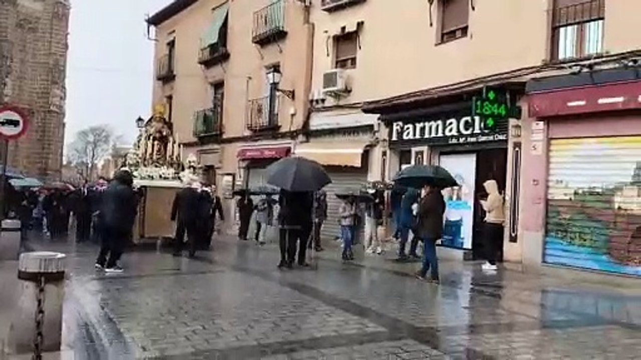 La Virgen de la Esperanza se estrena bajo la lluvia.