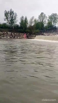 Sversamento nel fiume Panaro e l'acqua si colora di rosso