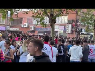 La afición del SEVILLA FC vive las horas previas del derbi